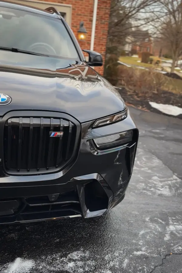 BMW X7 M grille cleaned in winter conditions